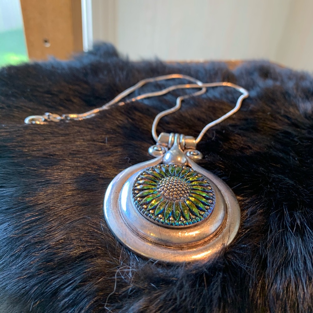 Silver Vintage necklace changes color w/ lighting